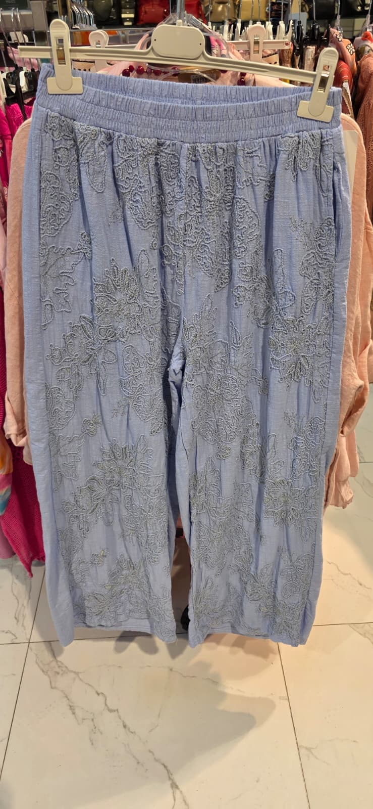 Hose mit Blüten-Stickerei