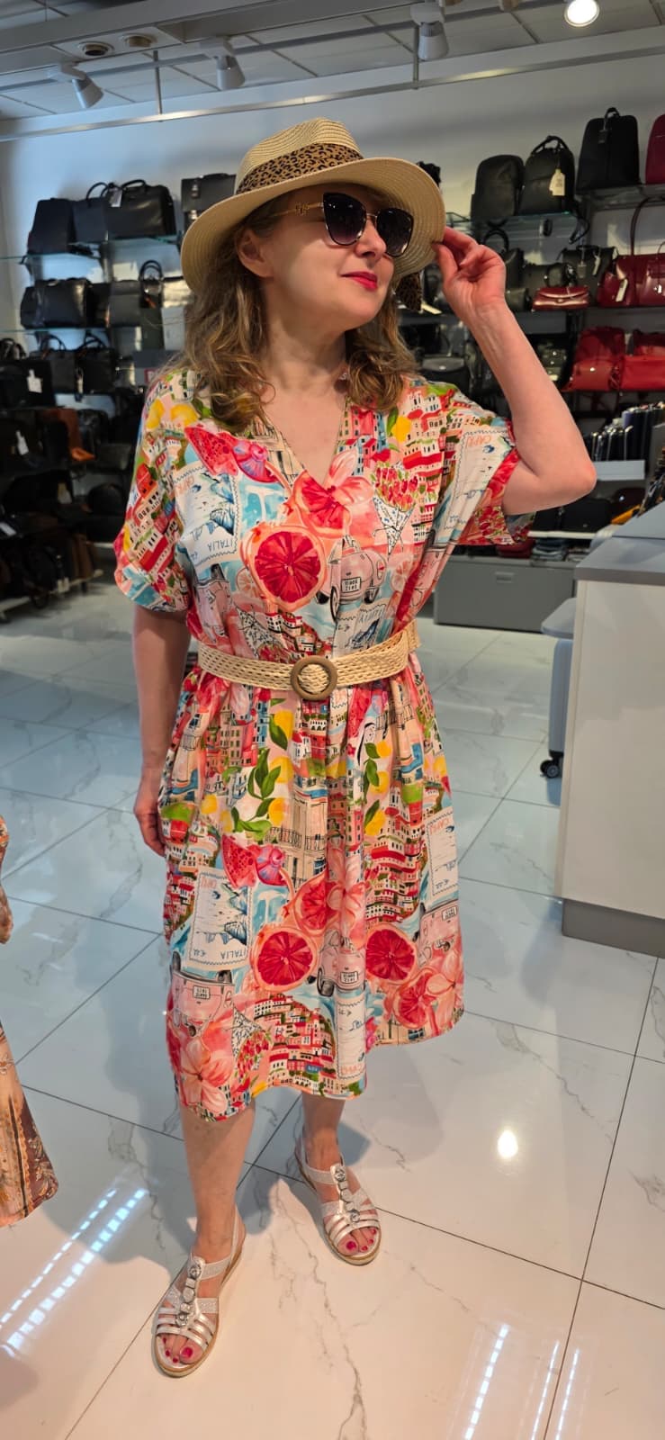 Kundin trägt ein Sommerkleid aus der Madame Kollektion