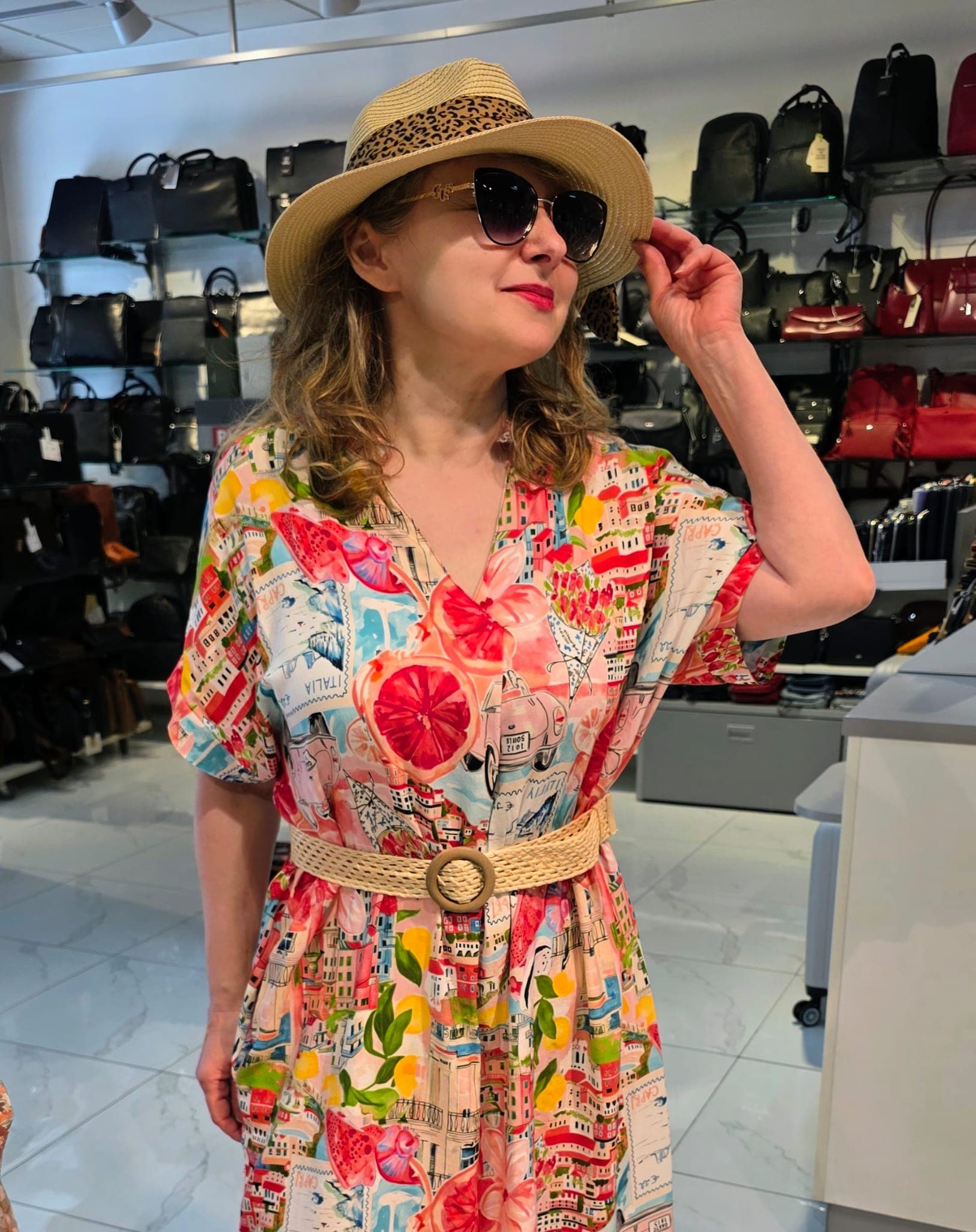 Madame Kundin in einem Sommerkleid aus der aktuellen Kollektion, Wien